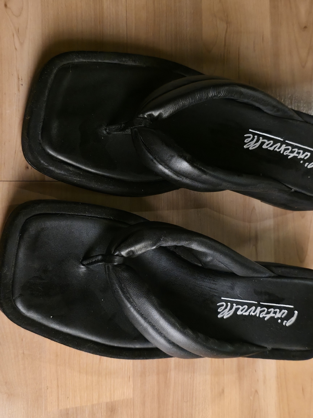 L'intervalle Black Padded Toe-Post Sandals